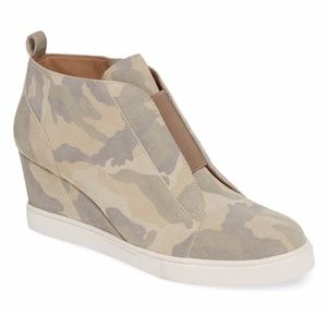 NWT  Linea Paolo Felicia Wedge Bootie - Camo - 9